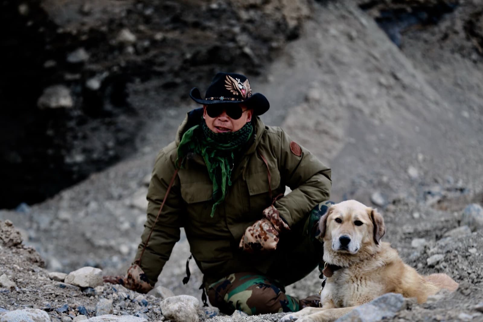 Zheng Yi with his dog in the wilderness